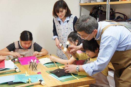 ［2/19-16:00追加発売］バッグ職人の仕事★世界で１つだけのこだわりバッグを作ろう≪10:00開催／1日2回開催≫[アウトオブキッザニアinすみだ/現地集合/日帰り/東京/旅いくオリジナル]